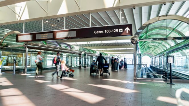 Interior de un aeropuerto con pasajeros
