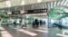 Interior de un aeropuerto con pasajeros