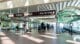 Interior de un aeropuerto con pasajeros