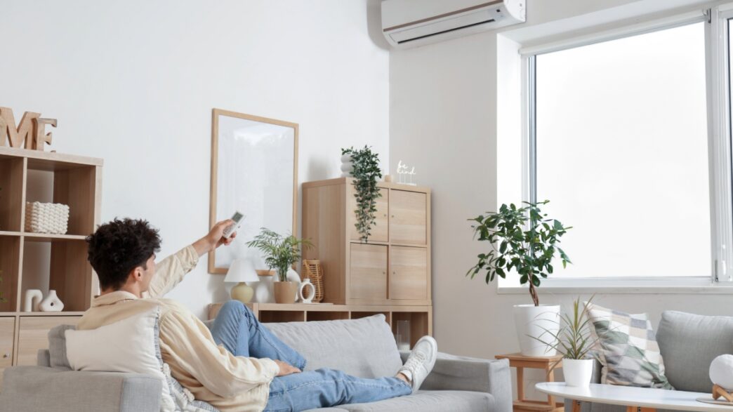 Hombre disfrutando del aire acondicionado :: Shutterstock