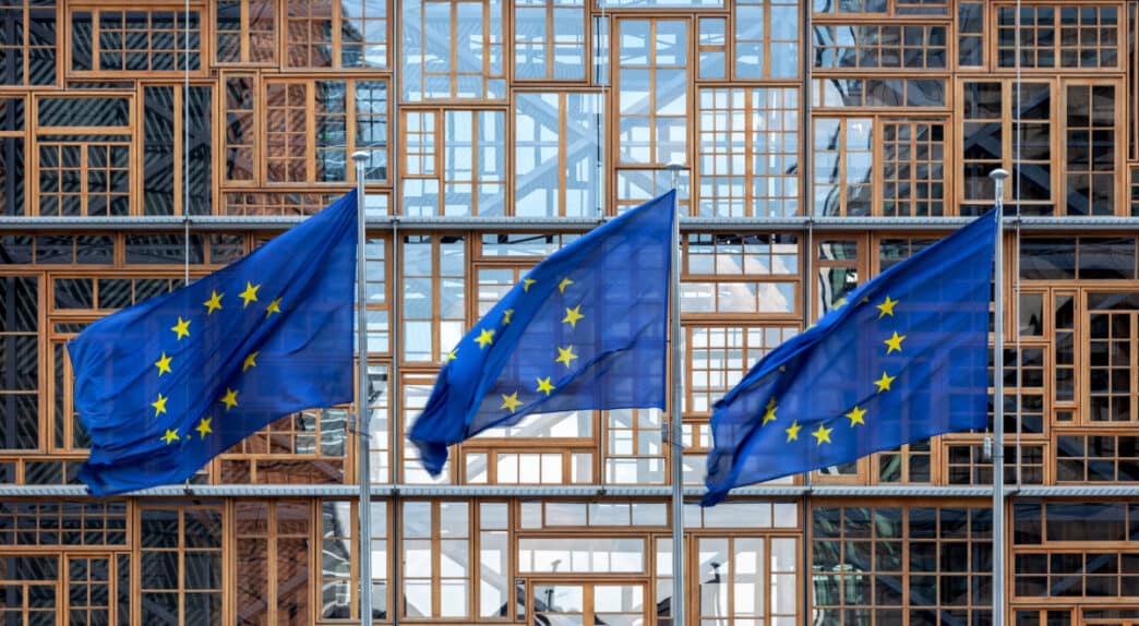 Banderas en frente de la Comisión Europea