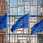 Banderas en frente de la Comisión Europea