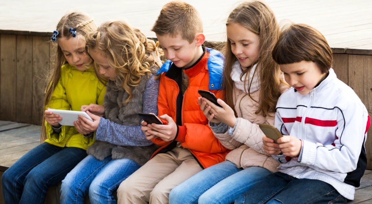 Niños usando móviles