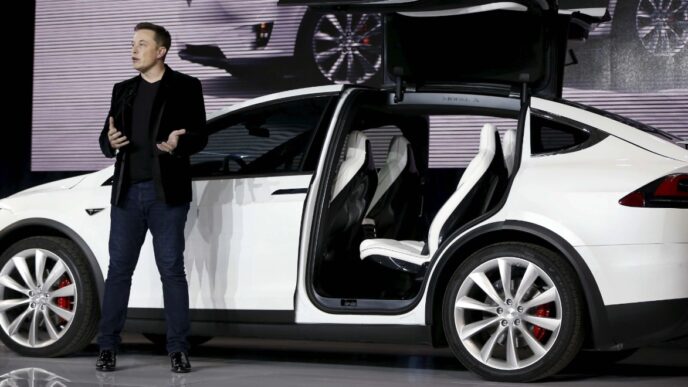 Elon Musk con un Tesla