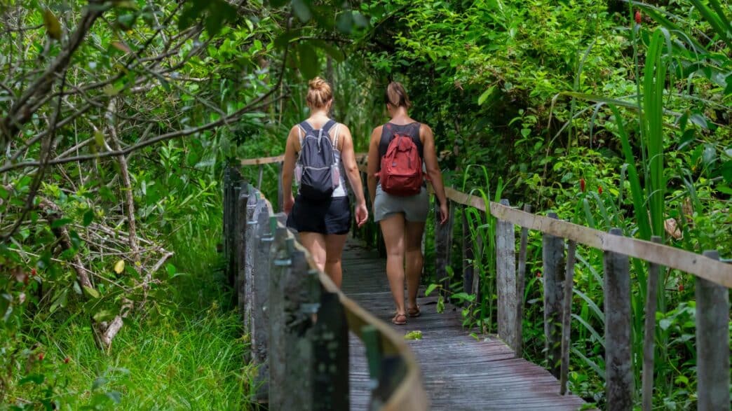 Dos jóvenes realizan turismo rural