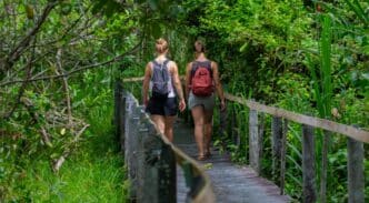 Dos jóvenes realizan turismo rural