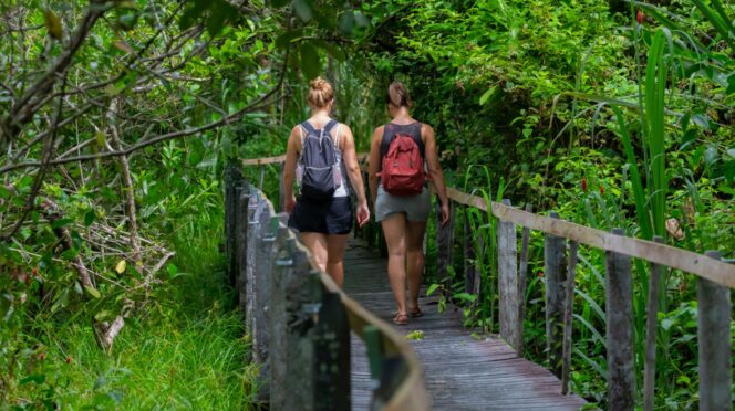 Dos jóvenes realizan turismo rural