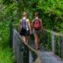 Dos jóvenes realizan turismo rural