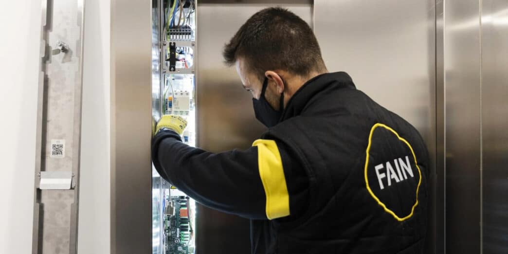 Trabajador de Fain Ascensores reparando