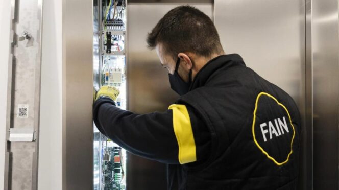 Trabajador de Fain Ascensores reparando