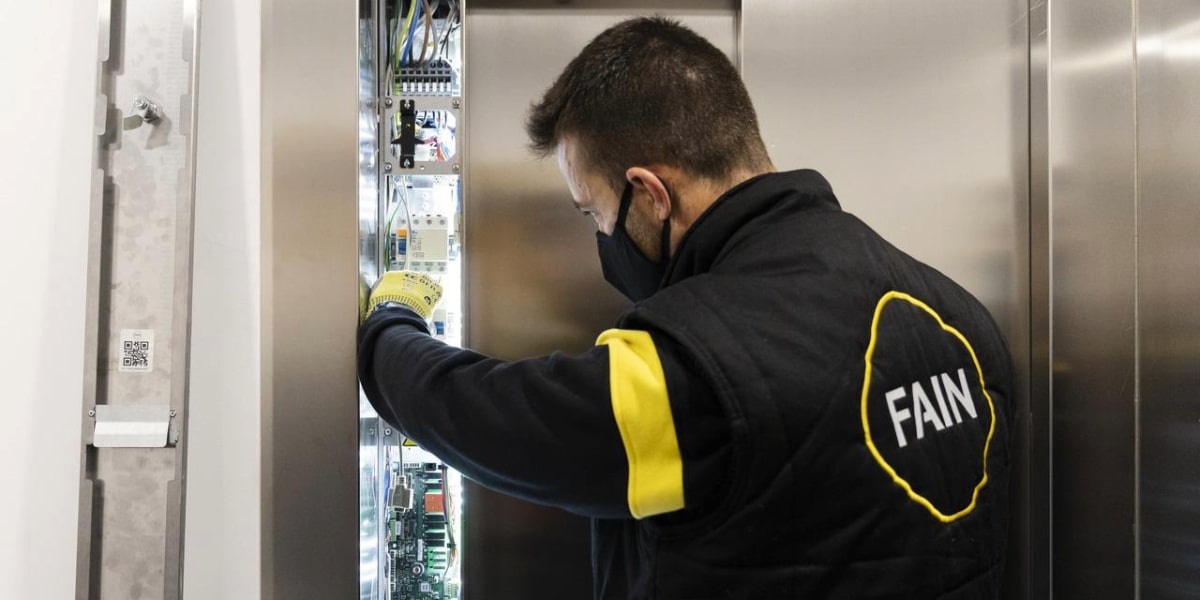Trabajador de Fain Ascensores reparando