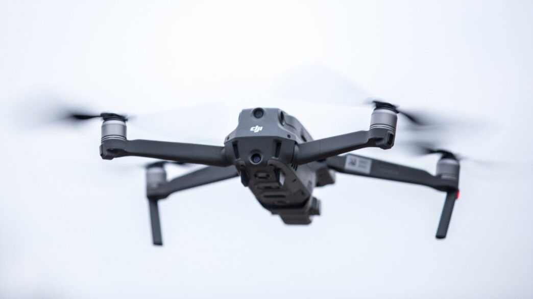 dron DJI Mavic Pro 2 flotando en el cielo
