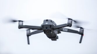 dron DJI Mavic Pro 2 flotando en el cielo