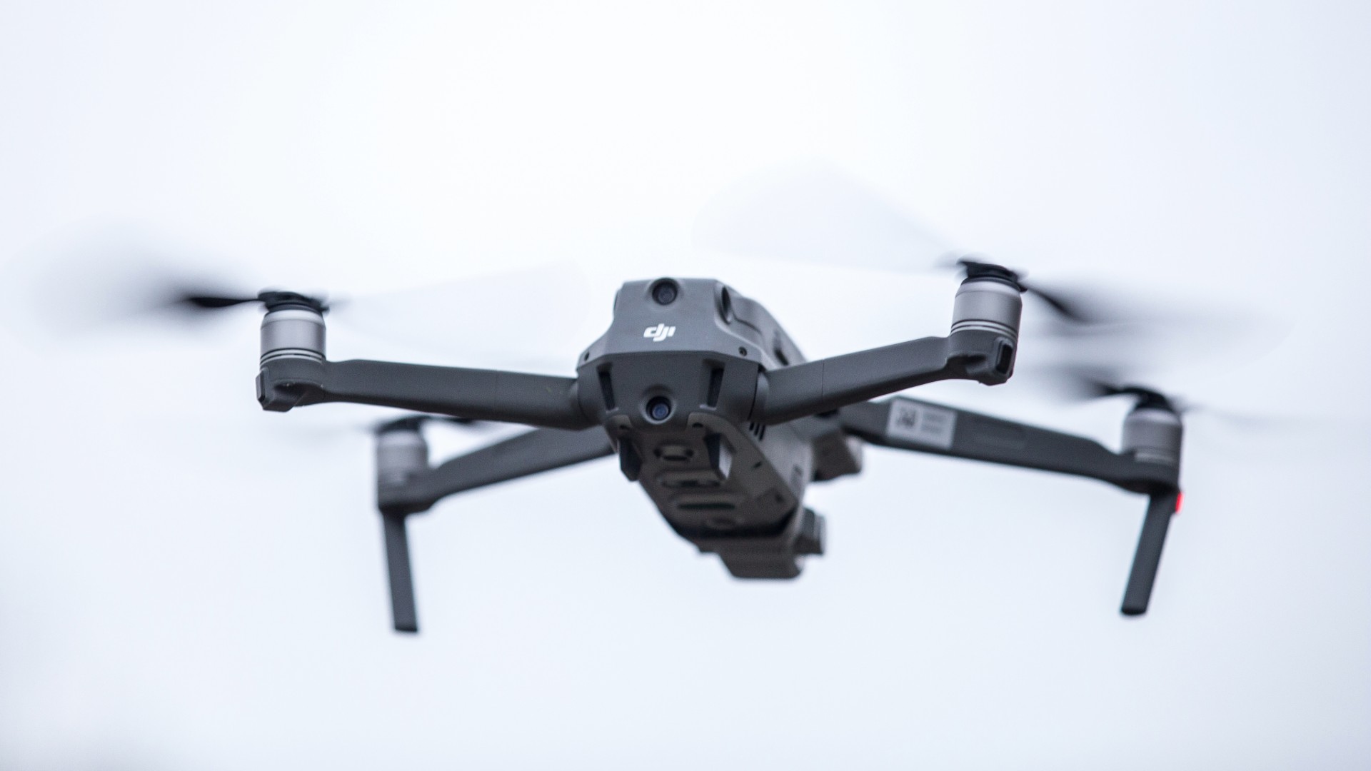 dron DJI Mavic Pro 2 flotando en el cielo
