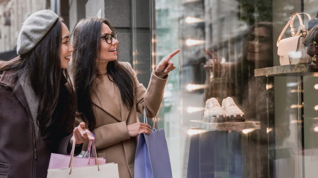 Jóvenes turistas observando una tienda de lujo