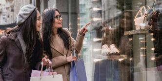 Jóvenes turistas observando una tienda de lujo