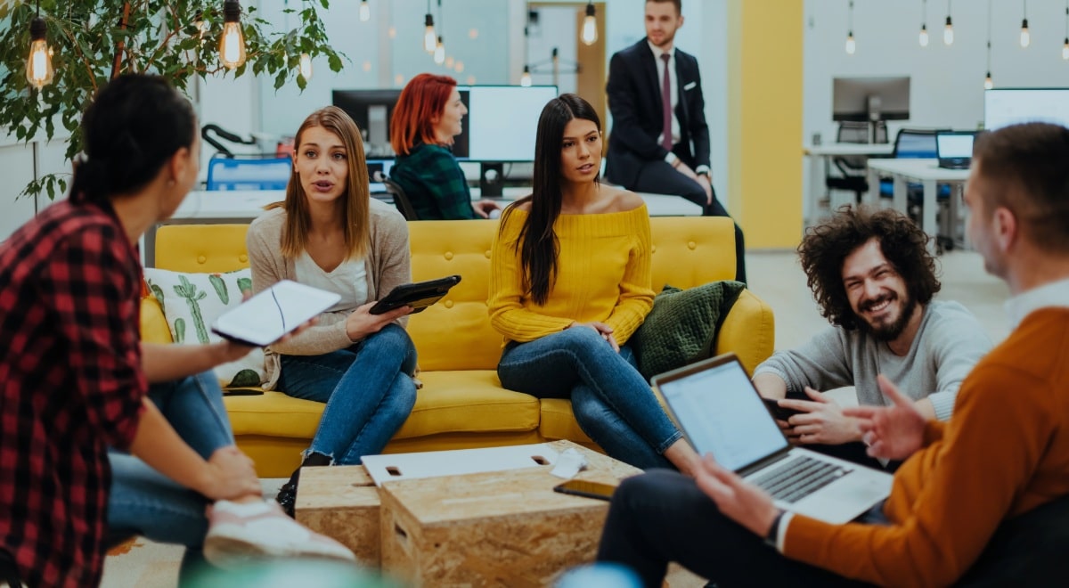 Asamblea corporativa para buscar ideas :: Shutterstock