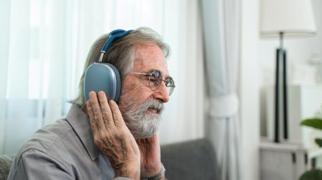 Hombre mayor escuchando música con auriculares