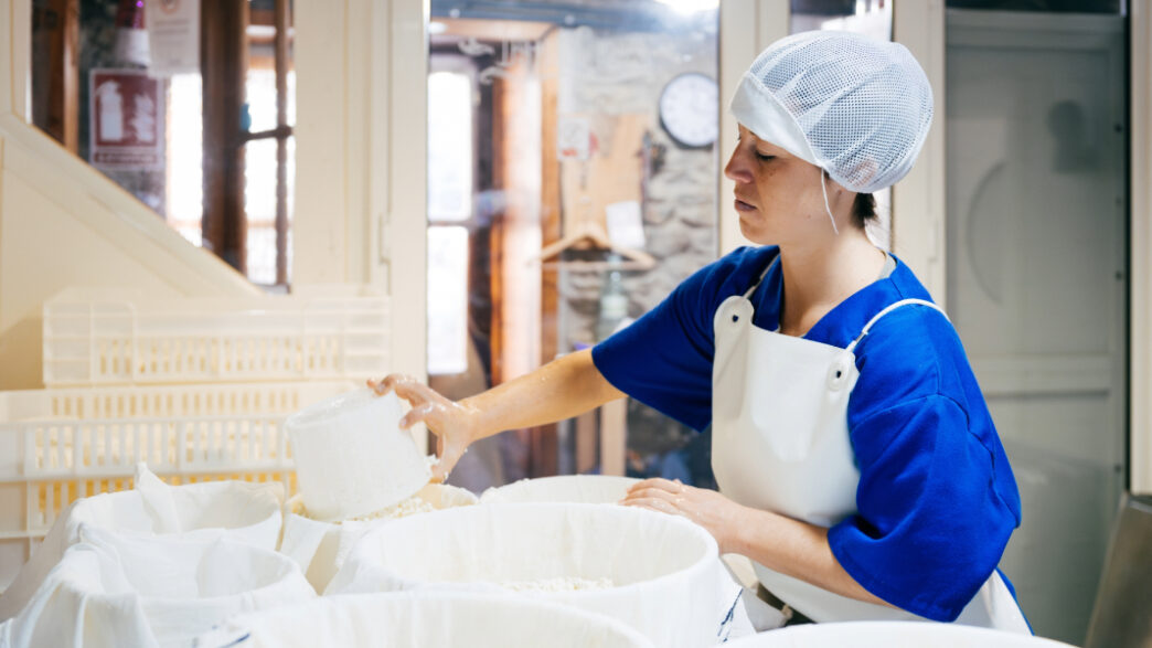 Trabajadora industria láctea