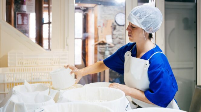 Trabajadora industria láctea