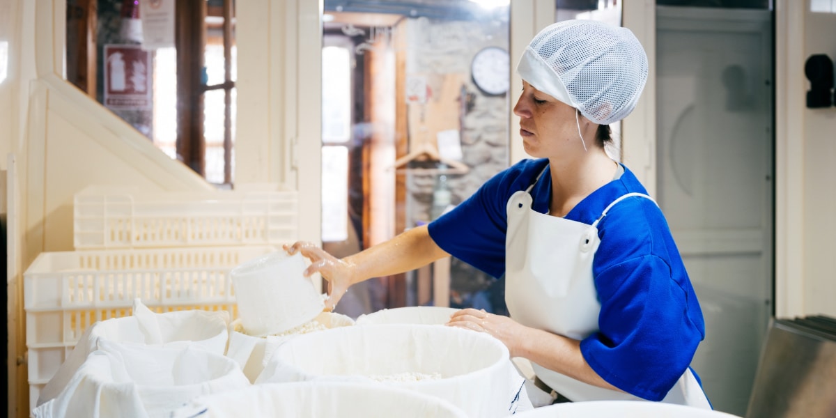 Trabajadora industria láctea