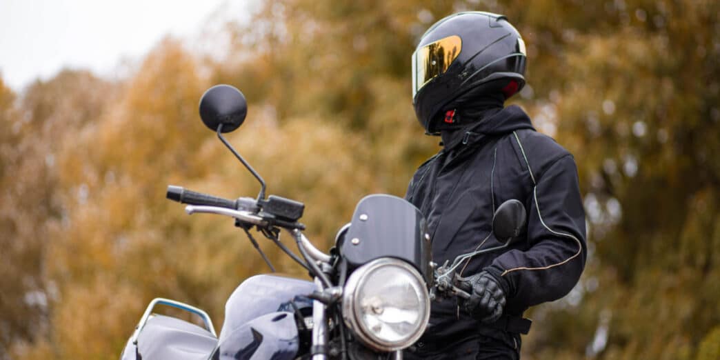 Una moto junto a su conductor