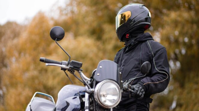 Una moto junto a su conductor