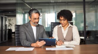 Compañeros de trabajo utilizando IA
