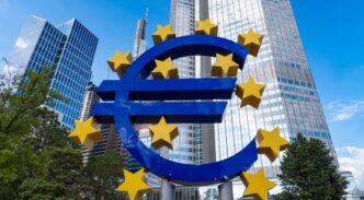 la estatua del signo del euro frente al antiguo edificio del BCE en Frankfurt, Alemania