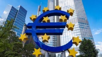 la estatua del signo del euro frente al antiguo edificio del BCE en Frankfurt, Alemania