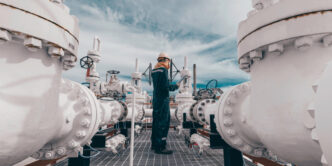 Operario inspeccionando instalaciones de gas