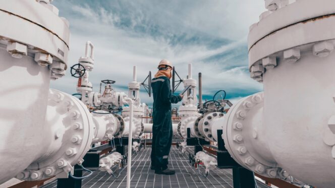 Operario inspeccionando instalaciones de gas