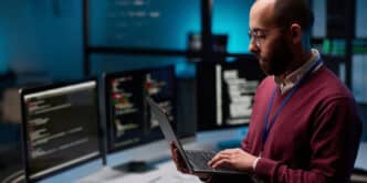 Trabajador en ciberseguridad