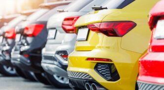 Vista posterior de muchos coches SUV