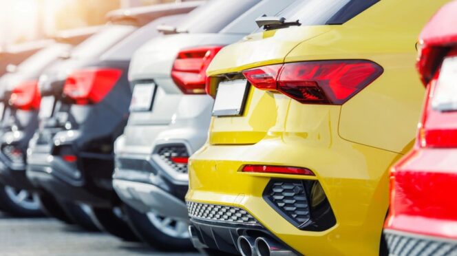 Vista posterior de muchos coches SUV
