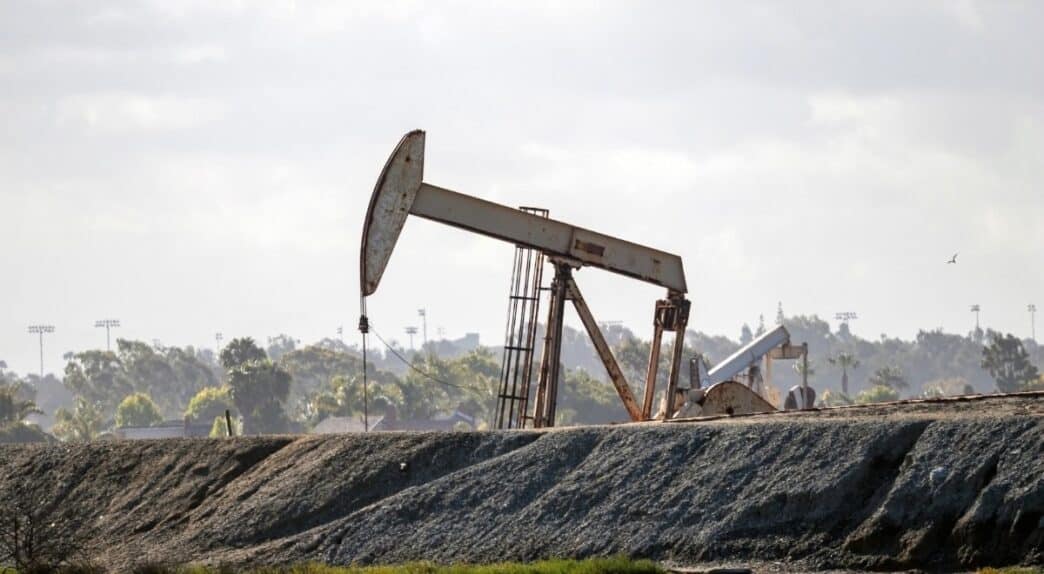 Gato de petróleo bombeando petróleo