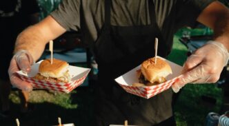 Camarero sirviendo hamburguesas