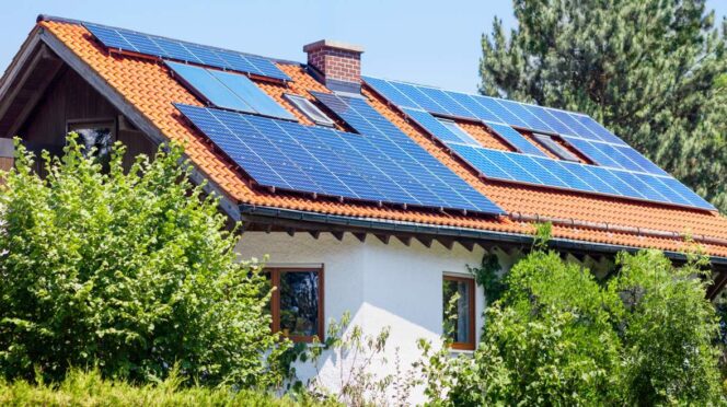 Casa antigua con paneles solares en el techo