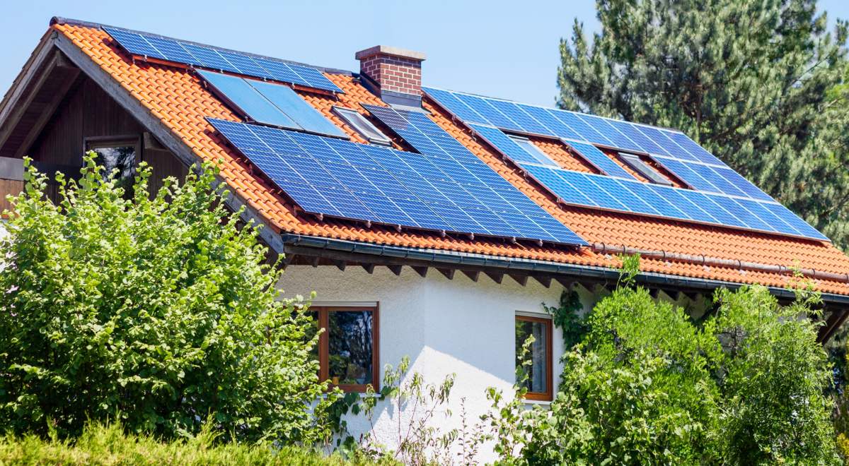 Casa antigua con paneles solares en el techo