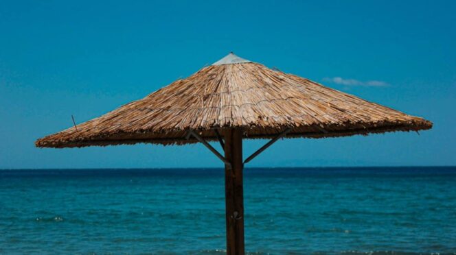 Sombrilla de paja en la playa