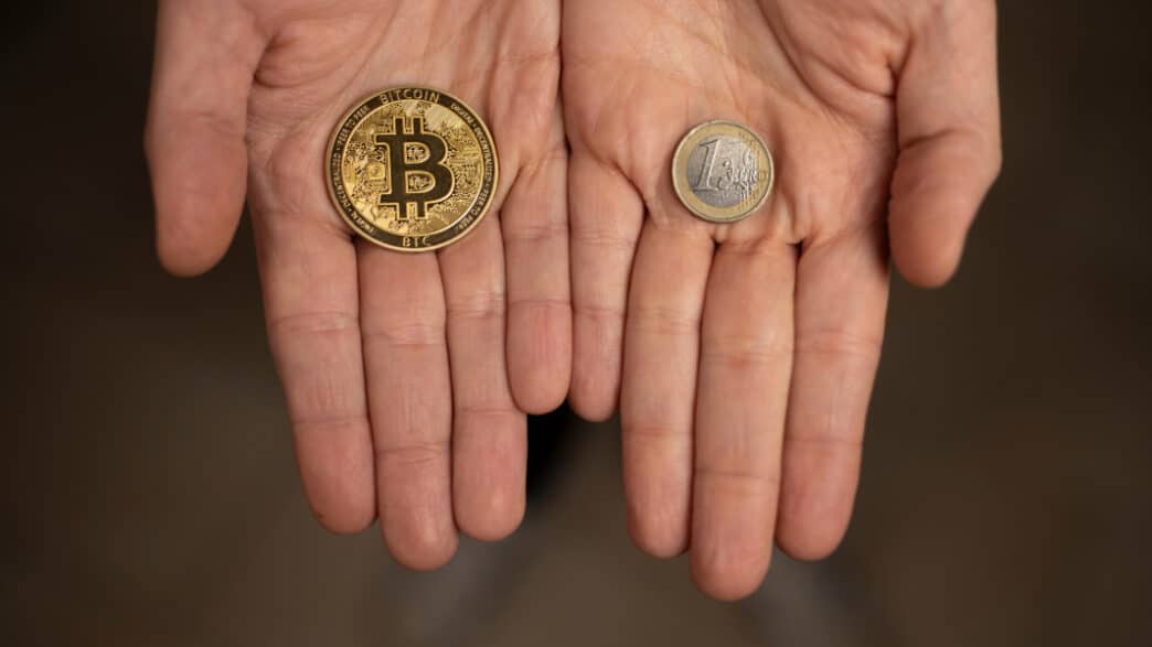 Manos con monedas