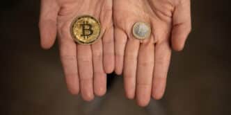 Manos con monedas
