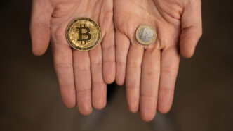 Manos con monedas