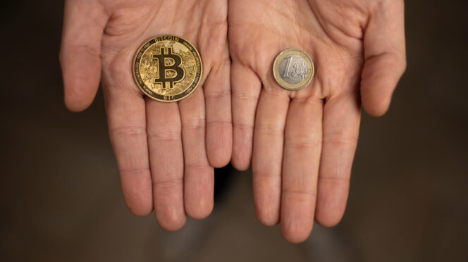 Manos con monedas
