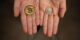 Manos con monedas