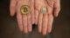 Manos con monedas
