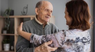 Cinfa da un paso más para apoyar y visibilizar a las personas que cuidan de sus mayores