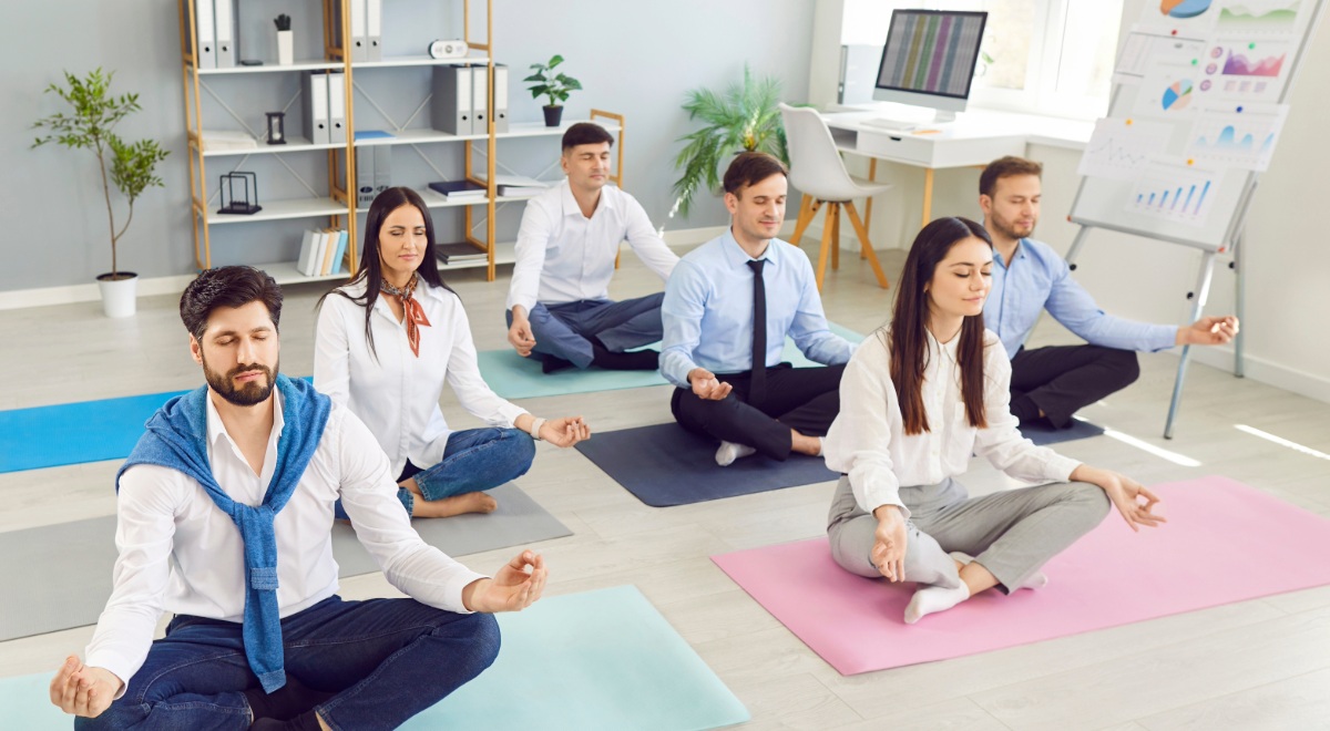 Sesión de meditación grupal en la empresa :: Shutterstock