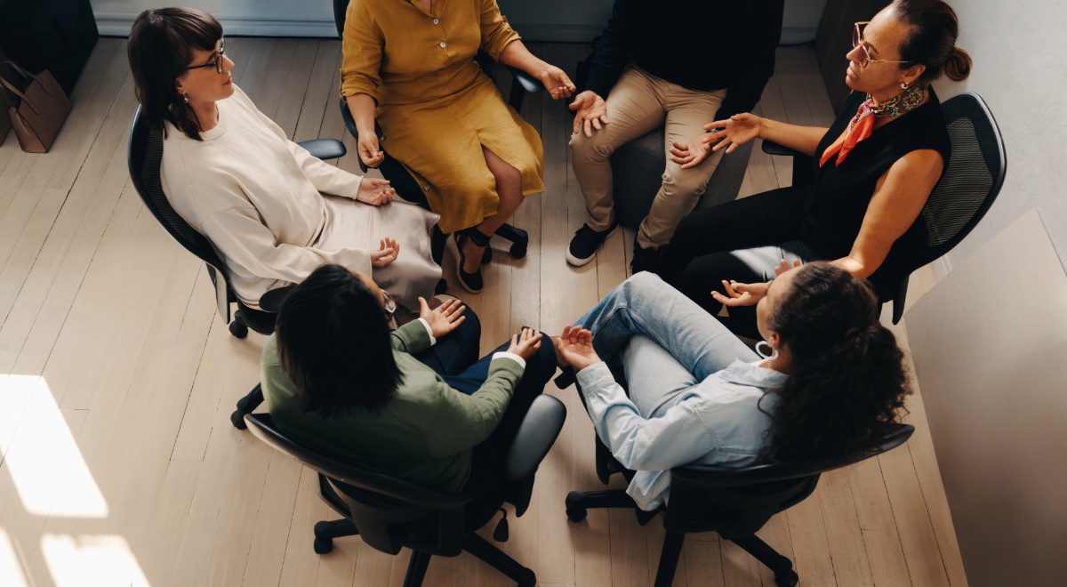 Terapia de grupo en la empresa :: Shutterstock