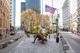 Un toro preside la entrada de Wall Street :: The Officer
